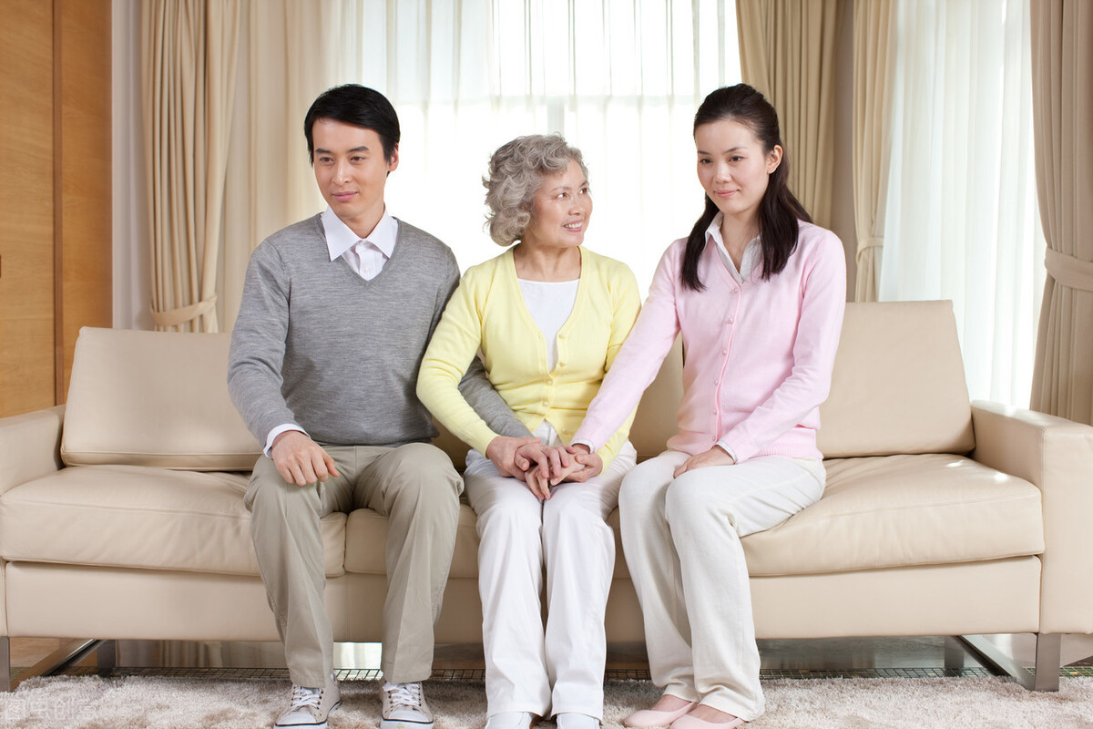 父母质问:不生孩子谁给你养老?儿子:我连给你养老的能力都没有