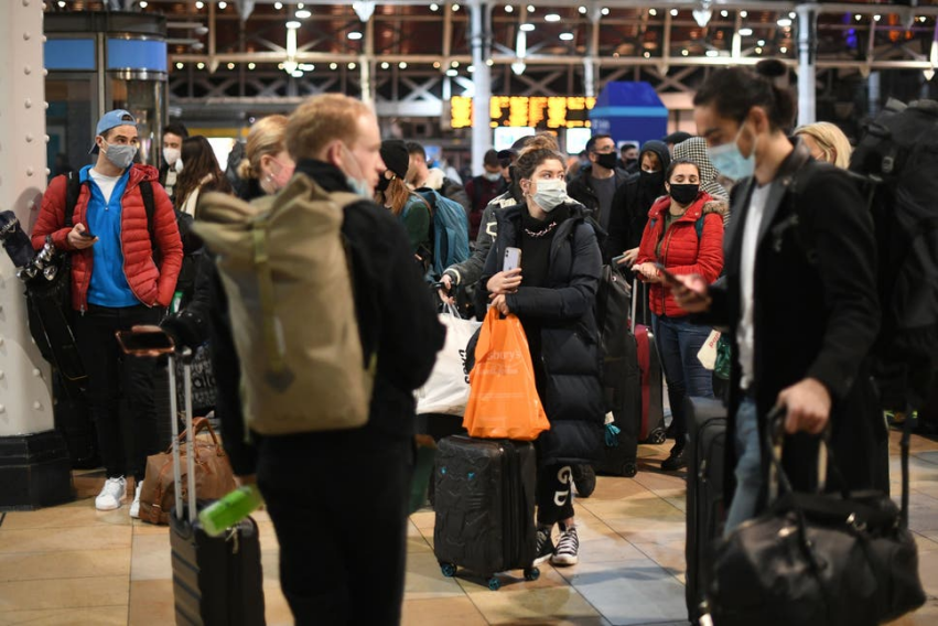 △伦敦帕丁顿火车站周六（19日）晚挤满了旅客，铁路部门表示，人员过于密集，无法保持安全的社交距离。