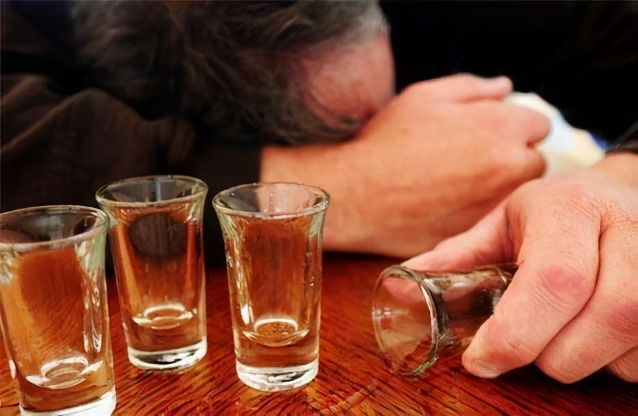 喝酒脸红的人酒量大?莫拿生命健康开玩笑