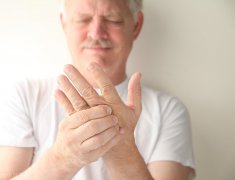 哪些疾病会使人体出现手部发麻的症状