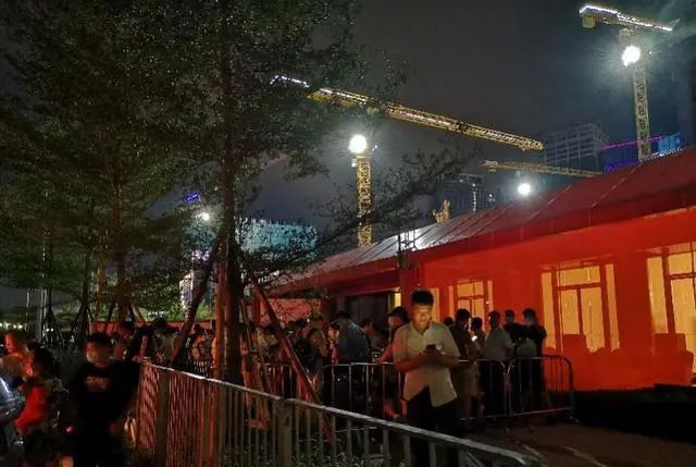 “千人摇”重现江湖、“老破小”一屋难求:上海楼市,开始猛涨?