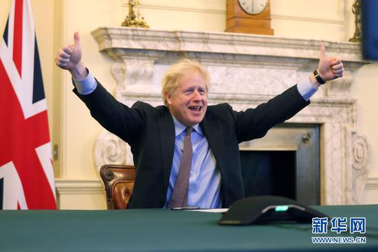 12月24日，英国首相鲍里斯·约翰逊在英国伦敦的首相府庆祝英欧双方达成协议。 英国首相府 供图