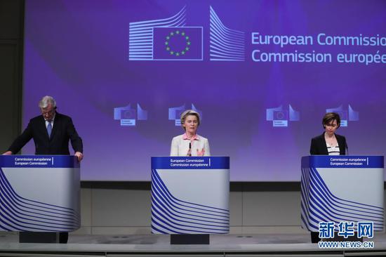 12月24日，在比利时布鲁塞尔的欧盟委员会总部，欧盟负责与英国谈判的首席代表米歇尔·巴尼耶（左）与欧盟委员会主席冯德莱恩（中）出席新闻发布会。 新华社记者 郑焕松 摄