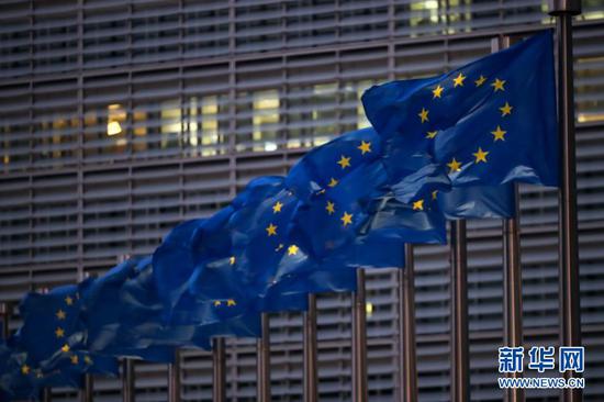 12月24日在比利时布鲁塞尔拍摄的欧盟委员会总部大楼前的欧盟旗帜。 新华社记者 张铖 摄