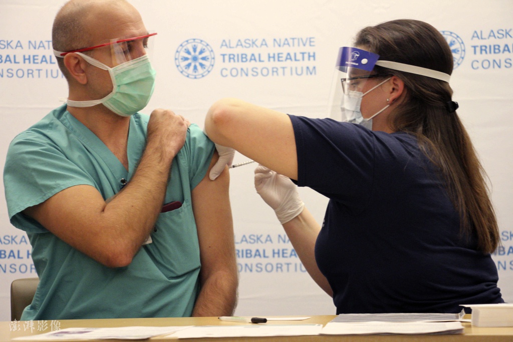美国医生接种新冠疫苗 来源：澎湃影像