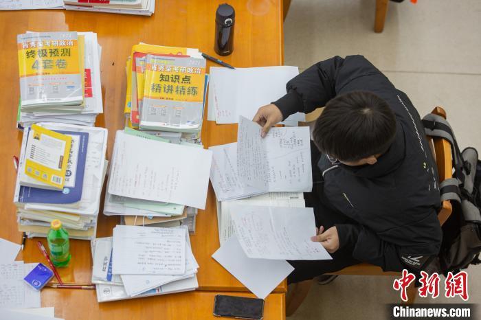 资料图:12月16日,在南昌大学图书馆自习室内,考生正在紧张复习。 刘力鑫 摄