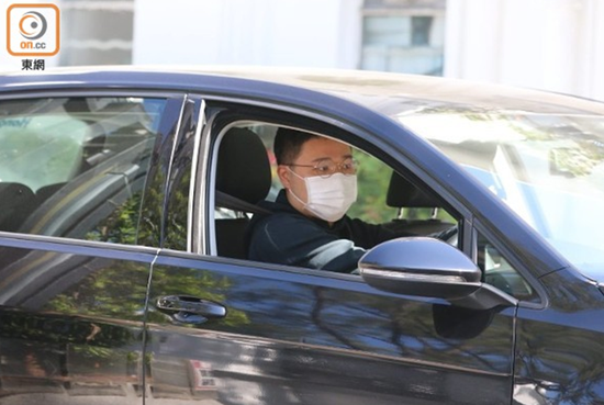 《苹果日报》总编辑罗伟光抵达黎智英寓所