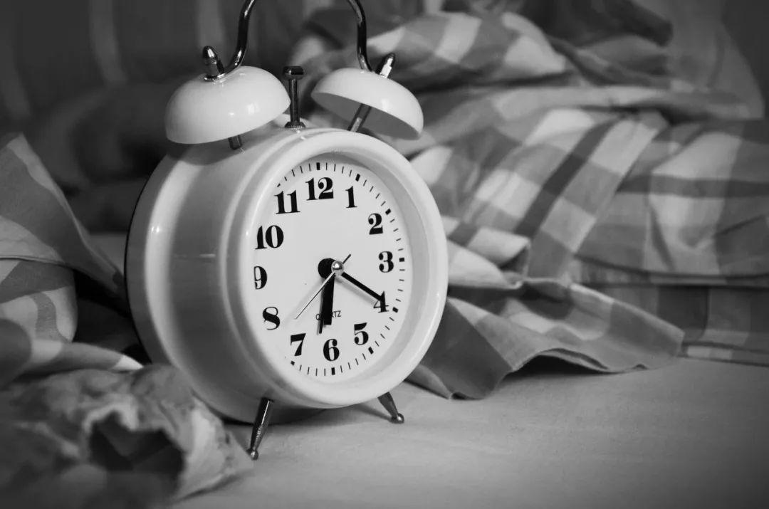 心理学家：同样睡够8小时，早睡早起，真的比晚睡晚起更健康吗？