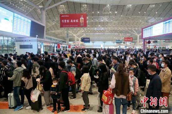 资料图:西安北车站内人头攒动。 张远 摄