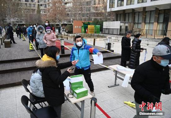 资料图:12月26日,根据新冠肺炎疫情防控要求,北京市朝阳区望京地区望京街道、东湖街道开展为期两天的社区全员核酸检测。中新社记者 侯宇 摄