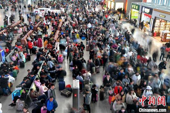 资料图：福州火车站候车大厅等候检票的旅客排起了长队。 张斌 摄