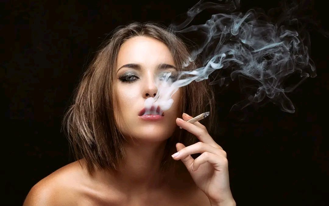给喜欢抽烟的人提个醒：烟瘾再大，也别在5个时间吸烟，要听劝