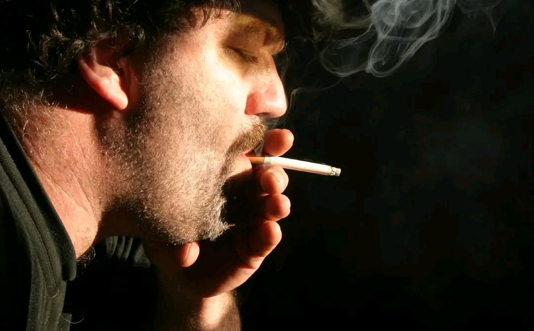 给喜欢抽烟的人提个醒:烟瘾再大,也别在5个时间吸烟,要听劝