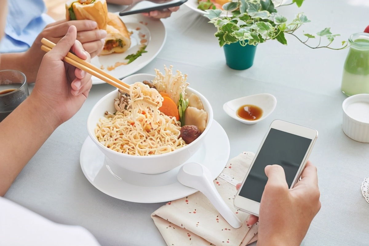 肠胃病越来越常见,多半与4个用餐习惯有联系,有的人尽量改改