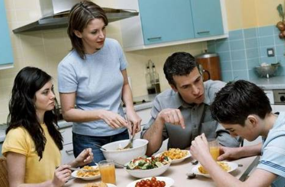 肠胃病越来越常见，多半与4个用餐习惯有联系，有的人尽量改改