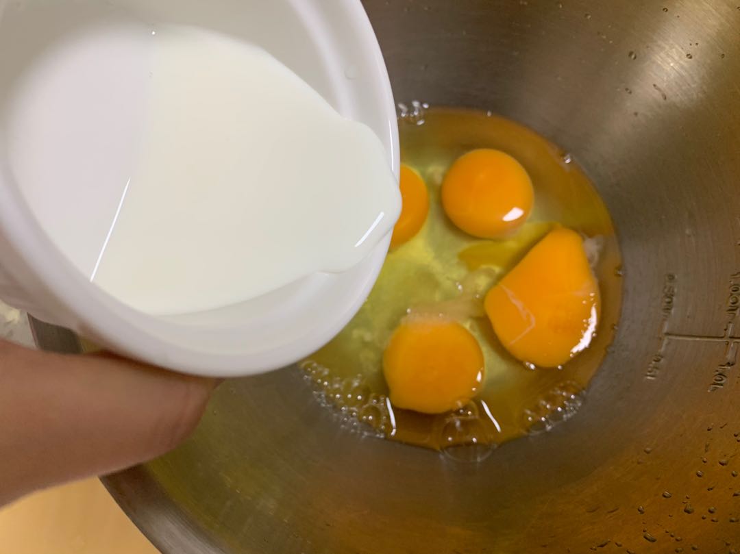 4个鸡蛋,半杯牛奶,教你做奶香浓郁,一口就爆浆厚蛋烧