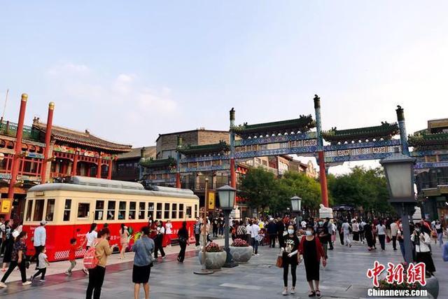 资料图:北京前门大街游客众多。中新网记者 李金磊 摄