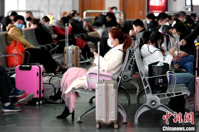 资料图:候车厅里等车的乘客。 王东明 摄