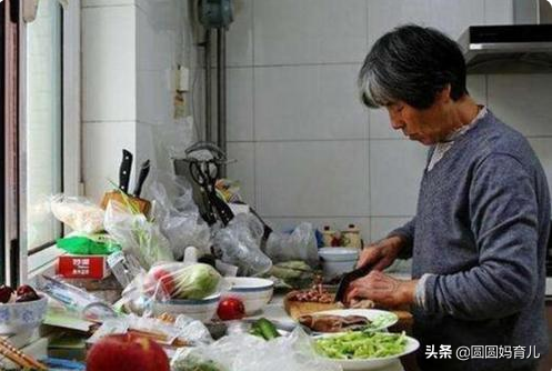 “新型啃老”开始兴起,一家人“组团吸血”,老人:我真的没钱了
