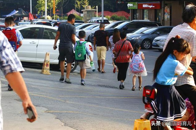 “新型啃老”开始兴起,一家人“组团吸血”,老人:我真的没钱了