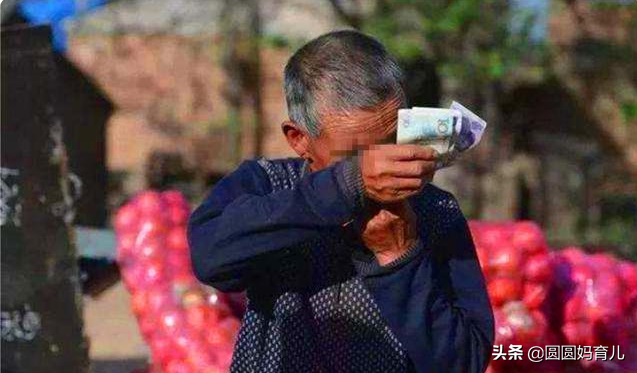 “新型啃老”开始兴起,一家人“组团吸血”,老人:我真的没钱了