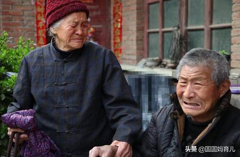 “新型啃老”开始兴起,一家人“组团吸血”,老人:我真的没钱了