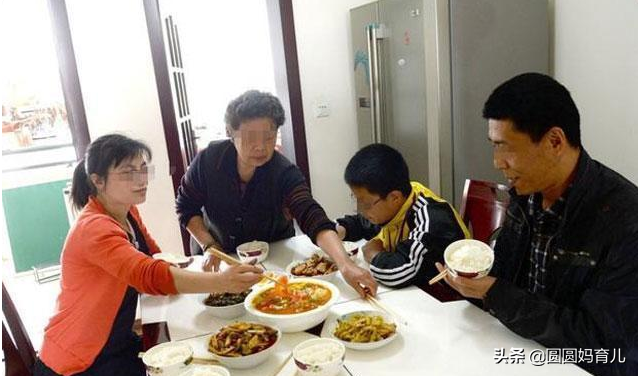 “新型啃老”开始兴起,一家人“组团吸血”,老人:我真的没钱了