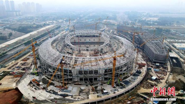 资料图:建设中的大运会比赛场馆。中新社记者 刘忠俊 摄