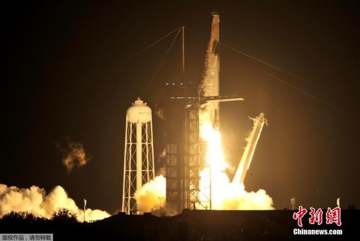 当地时间2020年11月15日晚7时27分,SpaceX新设计的“龙”飞船太空舱从佛罗里达州NASA肯尼迪航天中心发射升空。