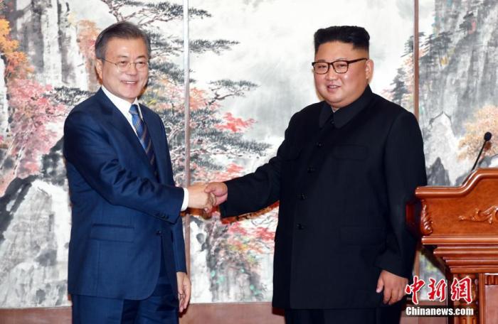  2018年9月19日，在朝鲜平壤，朝鲜国务委员会委员长金正恩（右）与韩国总统文在寅在举行共同记者会后握手。中新社发 平壤联合采访团供图