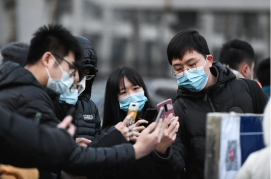 12月26日，2021年全国硕士研究生招生考试，北方工业大学考点的考生们在进入考场前扫描健康宝二维码进行登记。