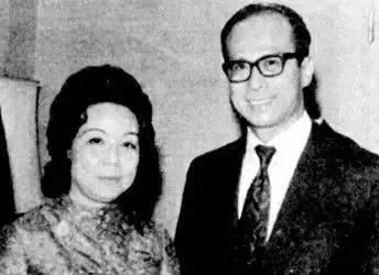 元旦李嘉诚携儿孙祭亡妻,周凯旋陪伴29年没名分,难忘庄月明?