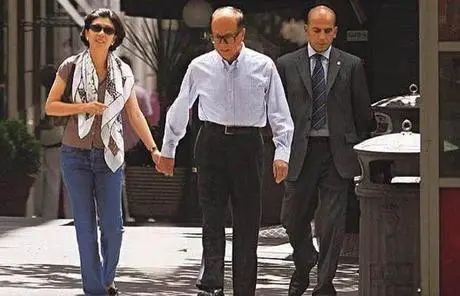元旦李嘉诚携儿孙祭亡妻,周凯旋陪伴29年没名分,难忘庄月明?