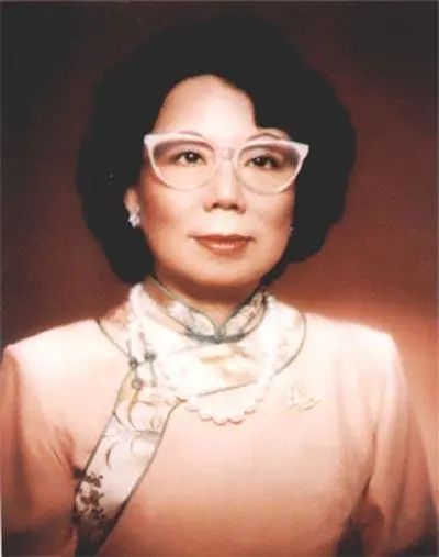 元旦李嘉诚携儿孙祭亡妻,周凯旋陪伴29年没名分,难忘庄月明?