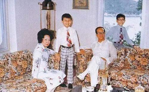 元旦李嘉诚携儿孙祭亡妻,周凯旋陪伴29年没名分,难忘庄月明?