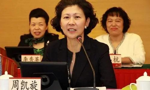 元旦李嘉诚携儿孙祭亡妻,周凯旋陪伴29年没名分,难忘庄月明?