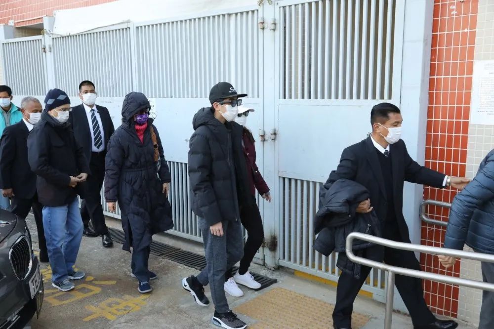 元旦李嘉诚携儿孙祭亡妻,周凯旋陪伴29年没名分,难忘庄月明?