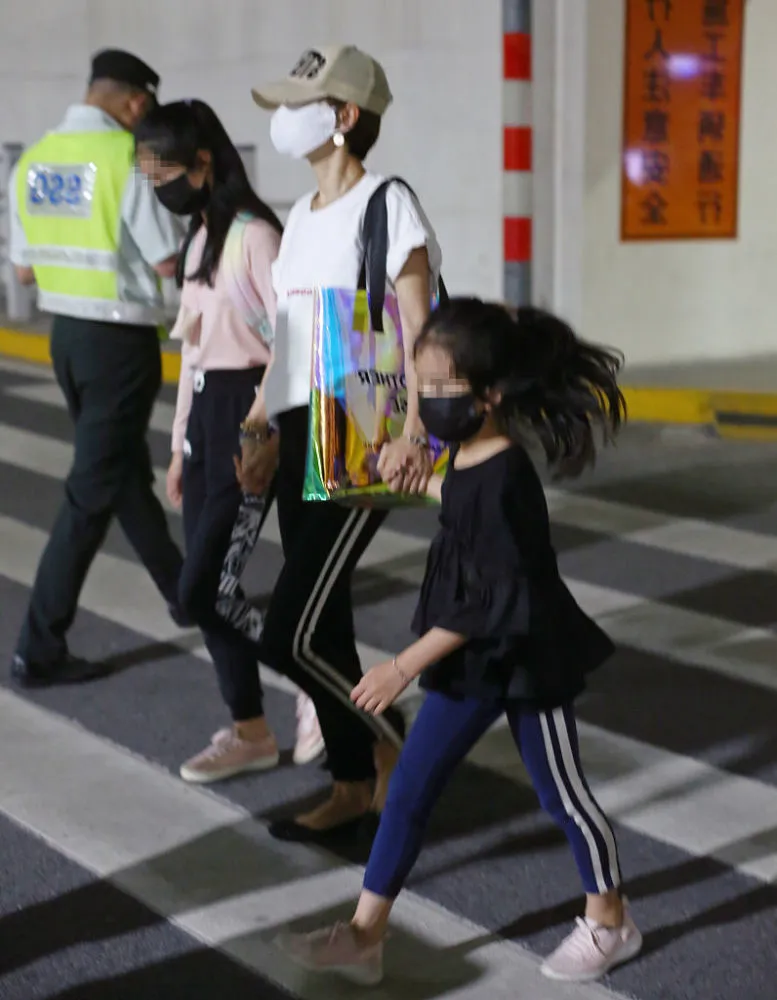 马伊琍母女仨海南度假，12岁长女穿短裤似妈翻版，幼女打扮淑女