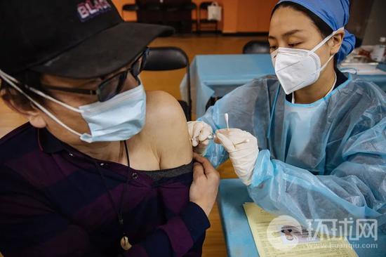  4日，北京多区为重点人群接种新冠疫苗。 （摄影/李昊）