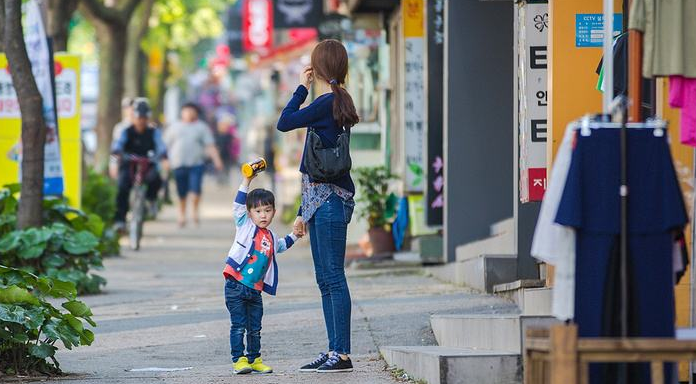 妈妈带男孩子上公共厕所遭骂，妈妈反击一问：孩子丢了你负责吗？