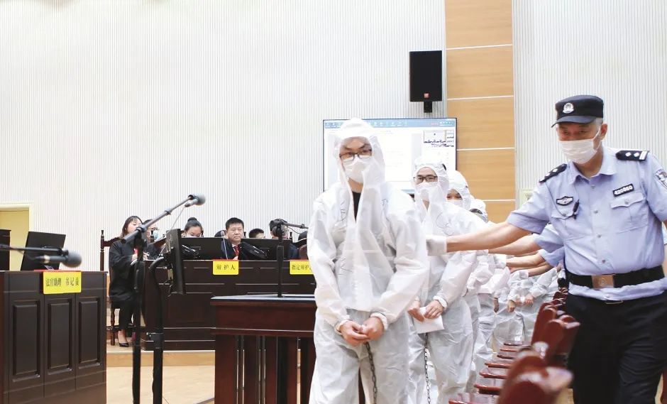 2020年9月15日,湖北宜昌市秭归县人民法院依法公开开庭审理段某某等12人实施“套路贷”犯罪,涉嫌犯诈骗罪、敲诈勒索罪一案。图/人民视觉
