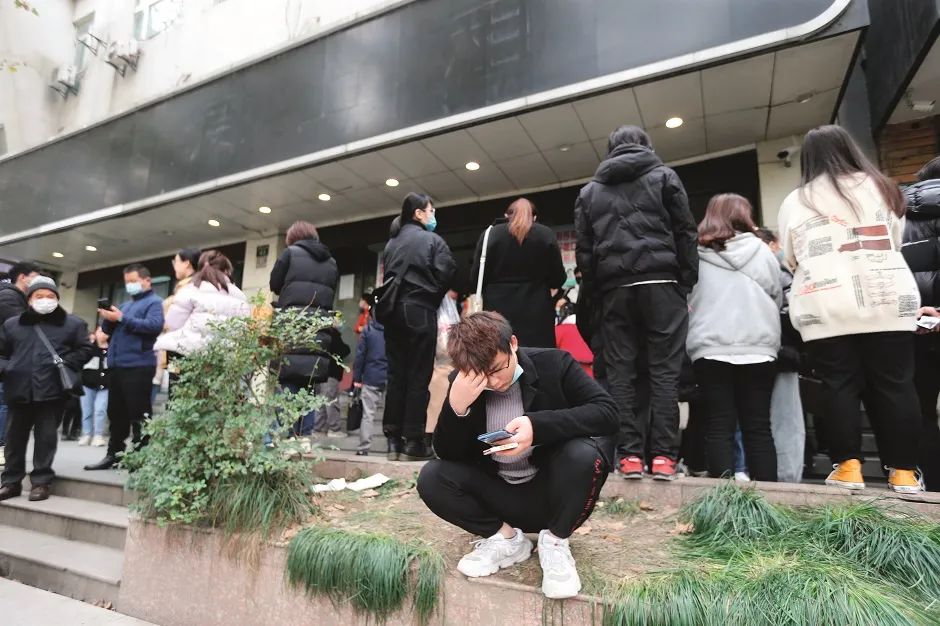 2020年12月1日,蛋壳公寓“爆雷”之后,位于浙江杭州市建国北路的蛋壳(杭州)资产管理有限公司门前围满了闻讯而来的租客和出租户。图/IC