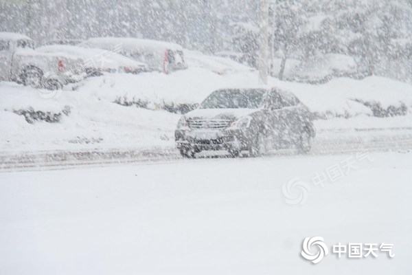 昨天，山东威海文登区再度飞雪，出行异常艰难。（图/宋永强）