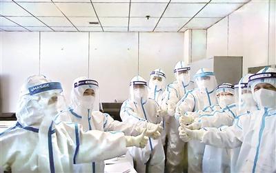 图为国家卫健委、中国疾控中心派遣的专家组成员和河北省胸科医院医务人员一起并肩战斗,互相鼓励加油。 孙华 图
