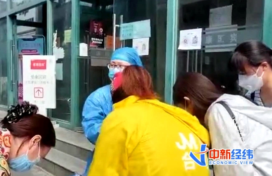 北京市民进行核酸检测。资料图 中新经纬摄