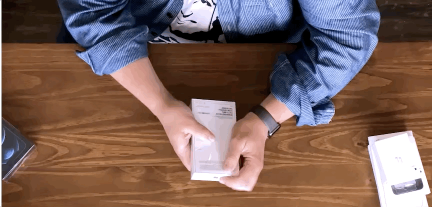 ▲ iPhone 12 的包装塑封膜很容易撕下。 图片来自:Cnet