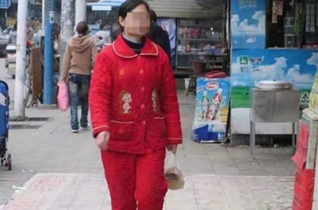 “睡衣妈妈”火了,完全不顾孩子的尊严,宝妈;我有穿衣自由