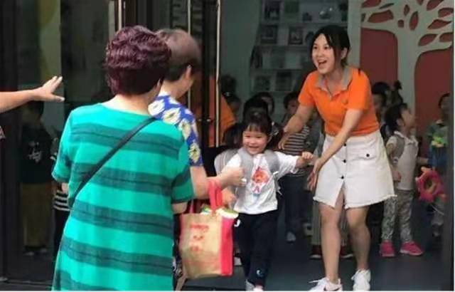 “睡衣妈妈”火了,完全不顾孩子的尊严,宝妈;我有穿衣自由