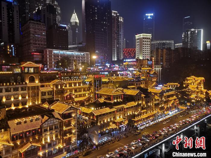 资料图:夜间的重庆洪崖洞。 韩璐 摄
