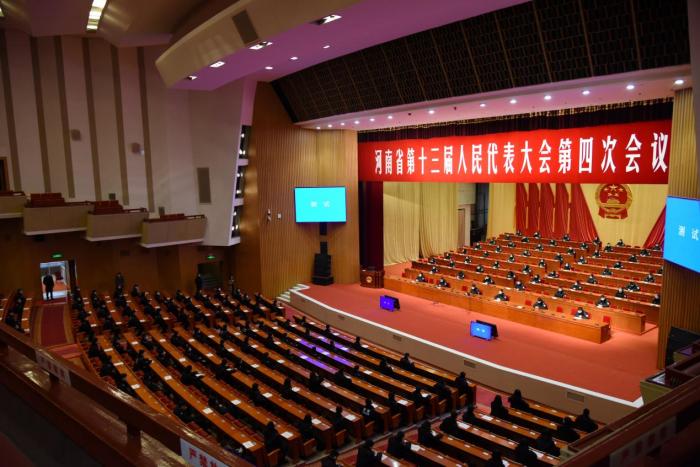 图为河南省十三届人大四次会议大会筹备现场。图片来源:河南人大网